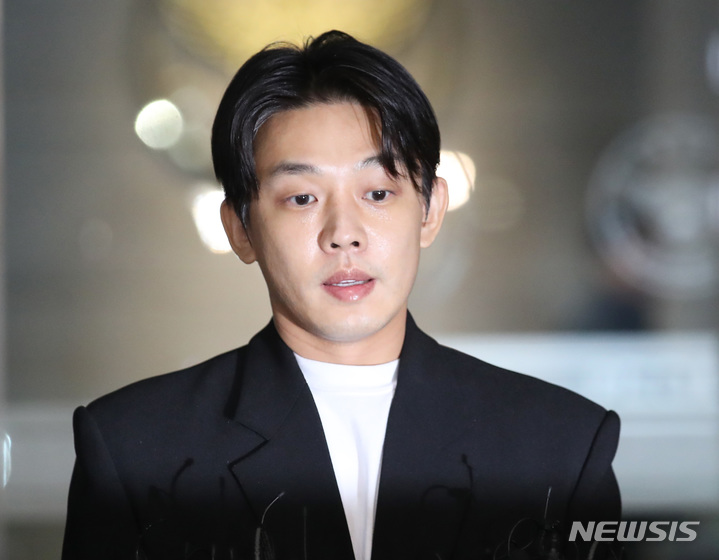 [서울=뉴시스] 마약 투약 혐의를 받는 배우 유아인(37·본명 엄홍식)이 27일 서울 마포구 서울경찰청 마약범죄수사대에서 마약류 관리법 위반 혐의로 조사를 마친 뒤 취재진의 질문에 답하고 있다. 2023.03.27.