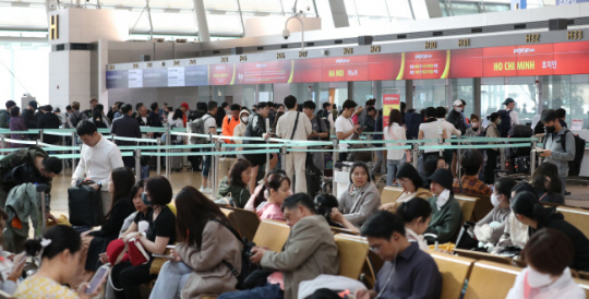 인파 몰린 인천공항 정부가 오는 9월까지 국제선 운항 횟수를 코로나19 사태 이전인 2019년의 약 90% 수준까지 회복시키겠다고 발표한 가운데 3일 오전 인천국제공항 제1여객터미널 출국장이 이용객들로 붐비고 있다. 뉴시스