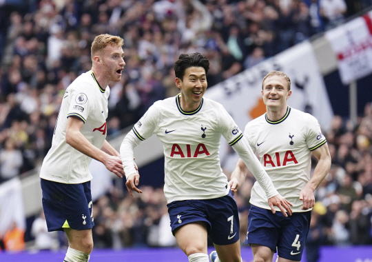 토트넘 홋스퍼의 손흥민(가운데)이 9일 오전(한국시간) 영국 런던의 토트넘 홋스퍼 스타디움에서 끝난 브라이턴 앤드 호브 앨비언과의 2022∼2023 EPL 30라운드 홈 경기에서 리그 100호골을 터뜨린 뒤 기뻐하고 있다. AP뉴시스