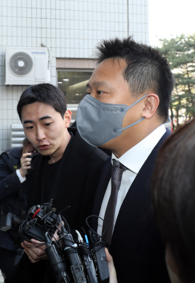 테라폼랩스 공동 창립자인 신현성(38) 전 차이코퍼레이션 총괄대표가 지난달 30일 서울 양천구 서울남부지법에서 자본시장법 위반 등 혐의로 영장실질심사를 받기 위해 법정에 들어가고 있다. 뉴시스