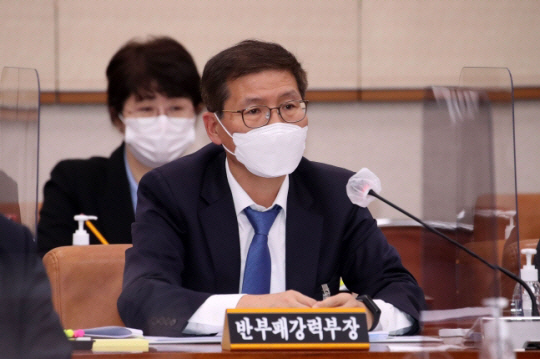신성식 검사장(법무연수원 연구위원)이 대검찰청 반부패강력부장으로 재직 중이던 2020년 10월 22일 국회에서 대검찰청 국정감사에서 의원 질문에 대해 답변하고 있다. 국회사진기자단