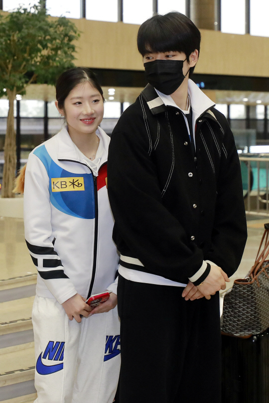 피겨 대표팀의 차준환(오른쪽)과 이해인이 11일 서울 강서구 김포국제공항에서 출국 전 인터뷰를 하기 위해 기다리고 있다. 뉴시스