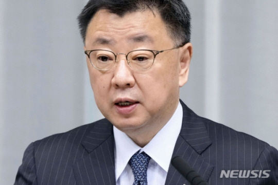 마쓰노 히로카즈 일본 관방장관이 지난달 27일 도쿄 총리 관저에서 정례 기자회견을 가지고 발언하고 있다. 교도·AP뉴시스