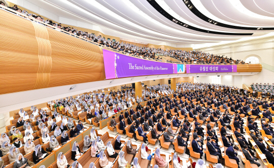 하나님의 교회 새예루살렘 판교성전에서 열린 유월절 대성회에서 신자들이 예배에 참여하고 있다. 아래 사진은 예배를 집전한 총회장 김주철 목사. 하나님의 교회 제공.