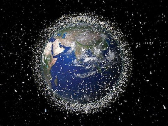 지구를 돌고 있는 위성, 로켓 잔해물 등 우주쓰레기를 표현한 모식도. 유럽우주국(ESA) 제공