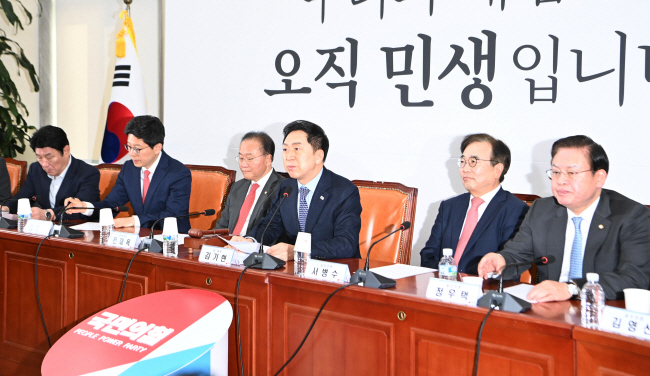 김기현(오른쪽 세 번째) 국민의힘 대표가 12일 오전 국회에서 열린 최고위원·중진의원 연석회의에서 발언하고 있다. 오른쪽부터 정우택·서병수 의원, 김 대표, 윤재옥 원내대표, 김병민 최고위원, 강대식 의원.  김동훈 기자
