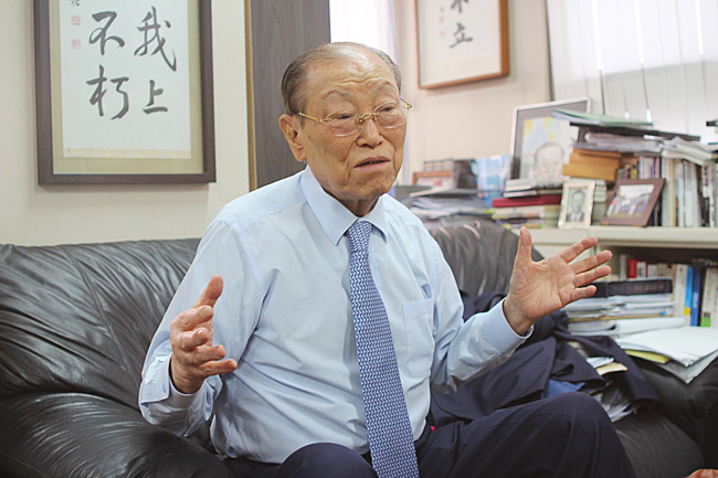 이용만 전 재무부 장관은 보청기를 착용하지 않는데도 인터뷰에 전혀 지장이 없을정도로 청력이 건강했다. 비결은 귀 주변을 엄지 등 손가락을 이용해 마사지와 지압을 해 주는 것이라고 강조했다