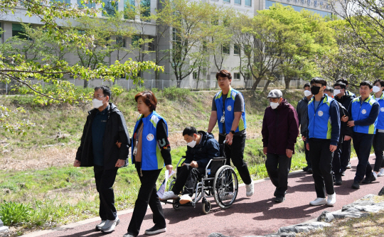 한국조폐공사는 장애인의 달을 맞아 12일 대전 동구 소재 사랑의 집에 거주하는 장애인 30명을 초청하여 화폐박물관 견학 및 동행 산책 행사를 가졌다. 조폐공사 제공