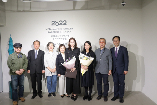 김기준(오른쪽 첫 번째) 고려아연 지속가능경영본부장이 지난 12일 서울 종로구 갤러리밈에서 열린 ‘2022올해의 금속공예가상’ 시상식에서 수상자들과 기념촬영을 하고 있다. 고려아연 제공
