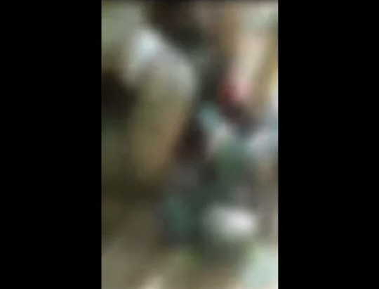 러시아 민간 용병기업 바그너그룹 용병으로 추정되는 이들이 우크라이나군 포로를 참수 영상이 최근 인터넷상에 유포됐다. 트위터 캡처
