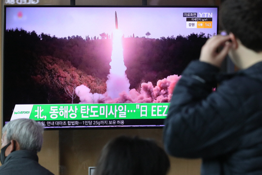 13일 오전 서울 중구 서울역 대합실에서 시민들이 북한의 탄도미사일 관련 뉴스를 시청하고 있다. 합동참모본부는 오늘 오전 북한이 동해상으로 탄도미사일을 발사했다고 밝혔다. 뉴시스