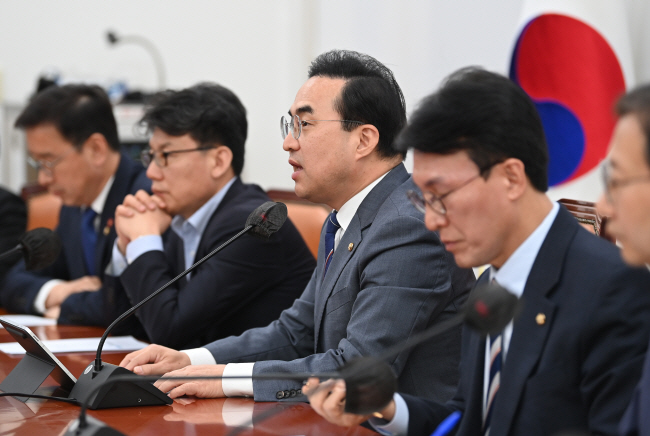 박홍근(가운데) 더불어민주당 원내대표가 13일 오전 국회에서 열린 정책조정회의에 참석해 발언하고 있다.   박윤슬 기자