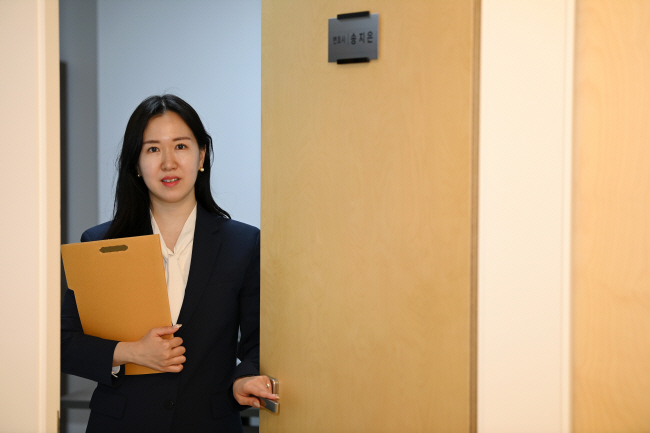 지난 5일 서울 송파구 방이동 법무법인 중현에서 송지은 ‘새로운 미래를 위한 청년 변호사 모임’(새변) 초대 상임대표가 자신의 사무실에서 서류를 들고 나오고 있다.  문호남 기자