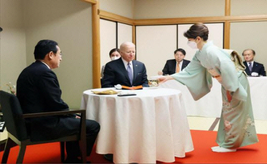 기시다 후미오(사진 왼쪽) 일본 총리와 조 바이든(가운데) 미국 대통령이 지난해 5월 23일 도쿄의 ‘핫포엔’에서 만찬을 하기에 앞서 총리 부인인 유코(오른쪽) 여사가 직접 전통 다도 방식으로 차를 우려내 대접하고 있다. 일본 총리 관저 홍보실