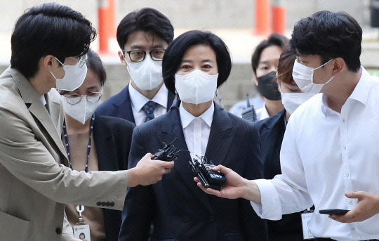 이정근 전 더불어민주당 사무부총장이 지난해 9월 30일 구속영장심사에 출석하기 위해 서울 서초구 서울중앙지법에 나와 취재진의 질문을 받고 있다. 뉴시스