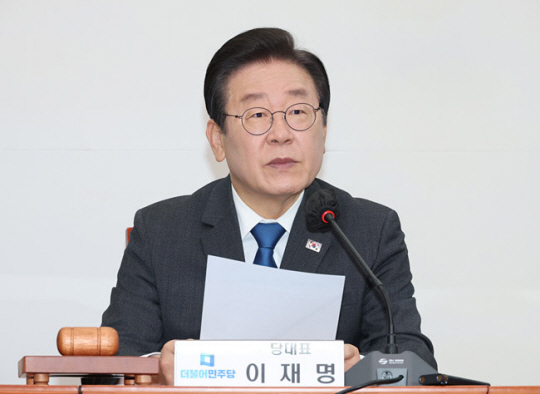 이재명 더불어민주당 대표가 14일 국회에서 열린 최고위원회의에서 발언하고 있다. 연합뉴스