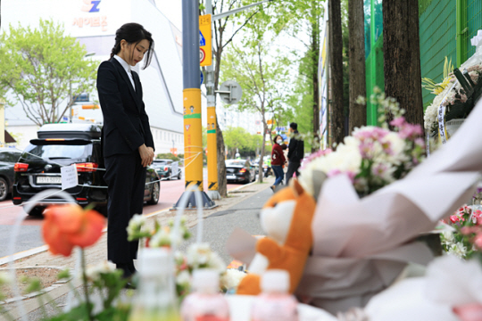김건희 여사가 14일 대전 서구 둔산동 어린이보호구역에서 음주 교통사고로 숨진 고(故) 배승아 어린이의 사고 현장을 찾아 추모하고 있다. 뉴시스