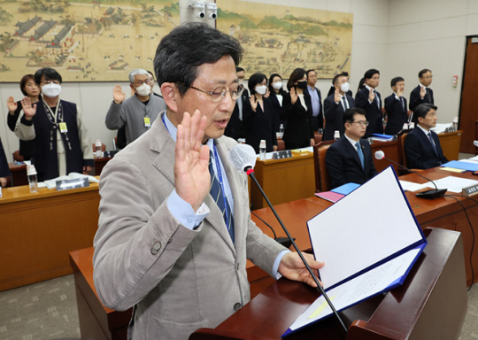 14일 국회 교육위원회에서 열린 정순신 자녀 학교폭력 진상조사 및 학교폭력 대책 수립을 위한 청문회에서 김성규 서울대 부총장이 대표 증인 선서를 하고 있다. 연합뉴스