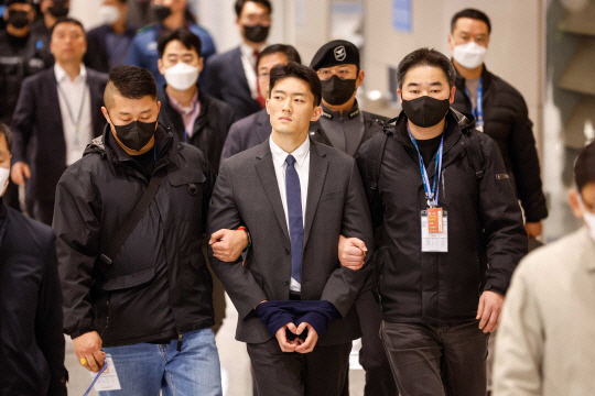 마약 투약 혐의를 받는 고 전두환 전 대통령의 손자 전우원 씨가 지난달 28일 인천국제공항 제2여객터미널을 통해 입국한 뒤 체포되고 있다. 김동훈 기자