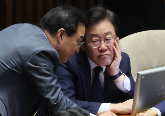 이재명 더불어민주당 대표와 박홍근 원내대표가 13일 오후 열린 국회 본회의에서 대화하고 있다. 연합뉴스