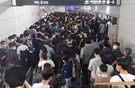 혼잡한 김포골드라인 모습. 뉴시스
