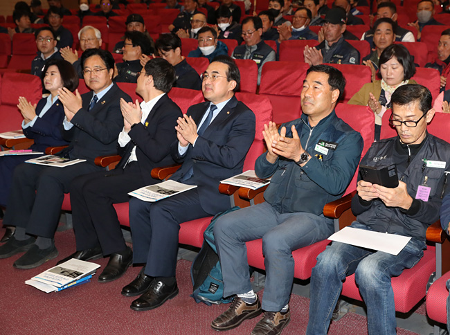 박홍근 더불어민주당 원내대표와 장옥기 민주노총 건설산업연맹 전국건설노동조합 위원장 등이 14일 오전 서울 여의도 국회 의원회관 대회의실에서 열린 건설산업 혁신, 고용개선을 위한 연속토론회 박수를 치고 있다. 뉴시스