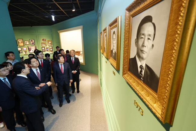 지도부 혼란 논란을 빚는 국민의힘 김기현(앞줄 왼쪽 두 번째) 대표가 14일 오전 서울 마포구 박정희대통령기념관을 방문해 박정희 전 대통령 초상화를 바라보고 있다.  윤성호 기자