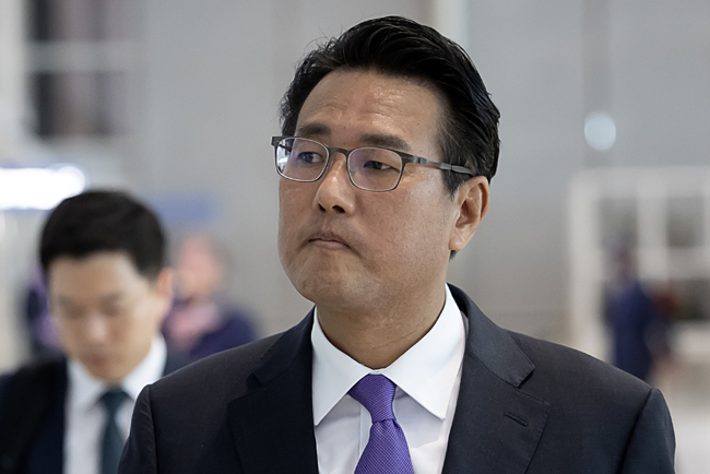 김태효 국가안보실 1차장이 윤석열 대통령의 미국 국빈 방문 최종 조율을 위해 지난 11일 인천공항을 통해 출국하고 있다. 당시 김 차장은 미국 정보기관의 한국 국가안보실 등 도·감청 의혹 정황이 담긴 문건 보도와 관련해 “오늘 아침에 양국 국방장관이 통화를 했고 양국 견해가 일치한다” 며 “공개된 정보 상당수가 위조됐다는 데 대해서 한미의 평가가 일치한다”고 밝혔다. 연합뉴스