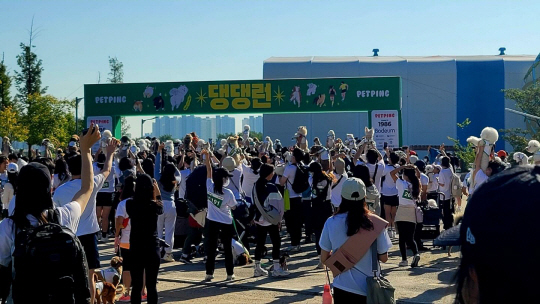 지난해 9월 인천 송도 달빛축제공원에서 열린 ‘댕댕런 2022’ 대회 참가자들이 식전행사를 하고 있다. 인천시 제공