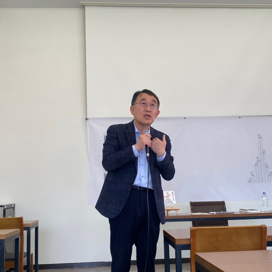 이승섭 KAIST 기계공학과 교수가지난 12일 서울 정동 프란치스코 교육회관에서 열린 책 출간 기념 간담회에서 취재진의 질문에 답하고 있다. 세종서적 제공