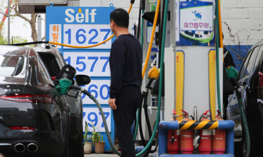 11일 오전 서울 시내 주유소에서 고객들이 주유를 하고 있다. 뉴시스