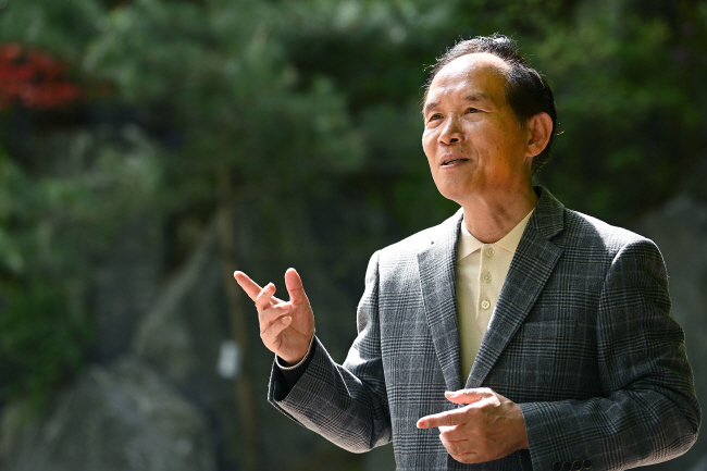 박찬국 서울대 철학과 교수가 지난 14일 서울 동작구의 한 카페 앞에서 에리히 프롬의 ‘사랑의 기술’에 대해 설명하고 있다. 백동현 기자