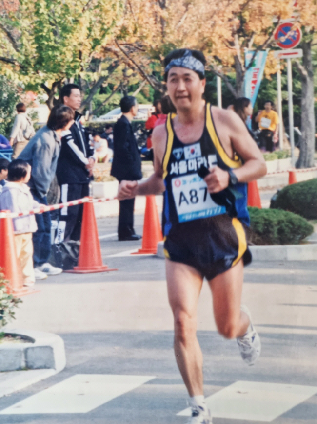 필자 외삼촌인 김재남 씨가 2010년 일본 사로마 울트라마라톤 대회에서 완주하고 있다.  필자 제공