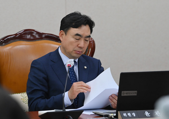 더불어민주당 소속 윤관석 국회 산업통상자원중소벤처기업위원회 위원장이 지난 13일 오전 국회에서 열린 산업통상자원중소벤처기업위원회 전체회의 참석해 회의를 진행하고 있다. 김동훈기자