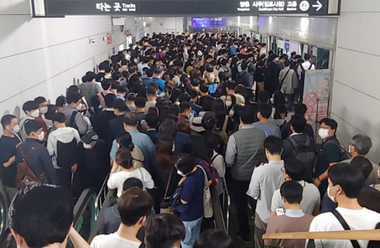 승객으로 가득찬 김포도시철도(김포골드라인)의 한 역사 승강장. 뉴시스