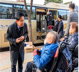 박강수 마포구청장이 지역의 장애인 등 복지 대상자들의 고충을 경청하고 있다. 마포구청 제공