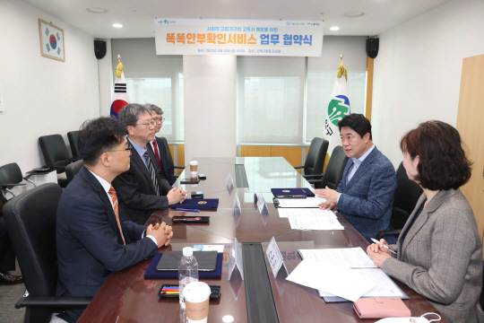 박준희 관악구청장이 고독사 예방을 위해 서울복지재단, 루커스와 상호 협력을 위한 대화를 나누고 있다. 관악구청 제공