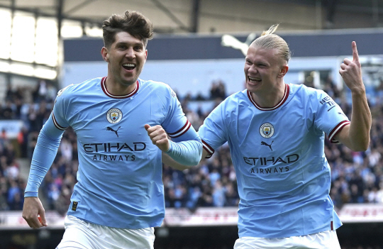 맨체스터시티의 엘링 홀란(오른쪽)과 존 스톤스. AP뉴시스