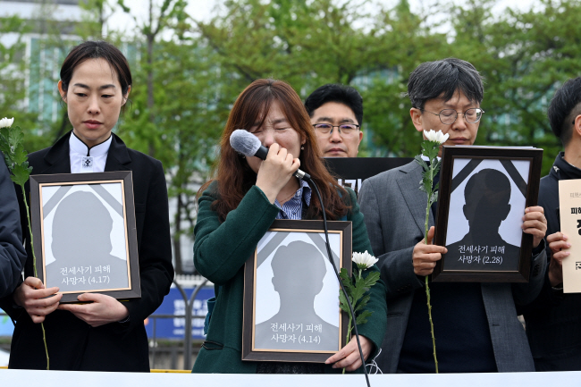 안상미(왼쪽 두 번째) 인천 미추홀구 전세사기 피해자 대책위원회 위원장이 18일 서울 용산구 대통령실 앞에서 진행한 ‘전세사기·깡통전세 문제 해결을 위한 시민사회대책위원회’ 출범 기자회견에서 눈물을 흘리고 있다.   윤성호 기자