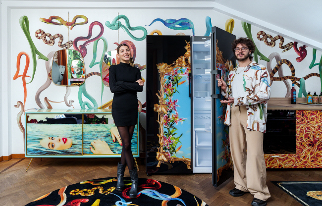 삼성전자 모델이 이탈리아 밀라노에 위치한 ‘토일렛페이퍼 홈’에서 토일렛페이퍼의 가구·소품들과 함께 한정판 디자인의 ‘비스포크 냉장고’를 선보이고 있다. 삼성전자 제공