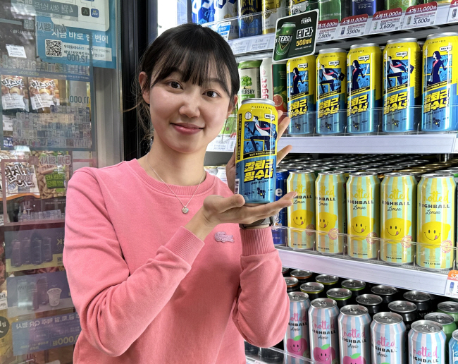 GS25 모델이 ‘칼퇴근 필수너’를 홍보하고 있다.   GS리테일 제공