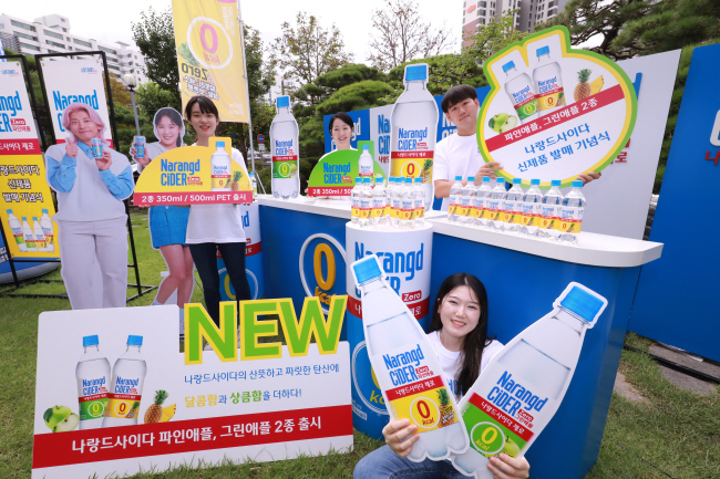 지난해 동아오츠카가 개최한 신제품 출시 행사에서 모델들이 ‘제로 칼로리 나랑드사이다 파인애플’과 ‘그린애플’ 2종을 선보이고 있다.  동아오츠카 제공