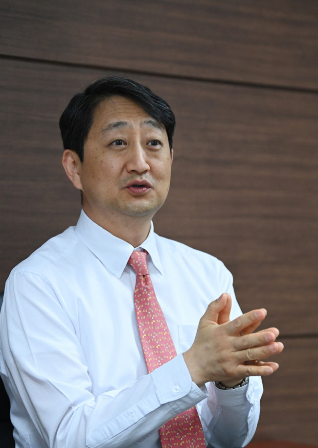 안덕근 산업통상자원부 통상교섭본부장이 지난 4일 문화일보와의 인터뷰에서 “수출 플러스 달성을 위해 전 부처가 총력전을 펼치고 있다”며 “특히 생산성·고용효과가 높은 고부가 수출 상품 발굴에 집중할 계획”이라고 설명하고 있다. 박윤슬 기자