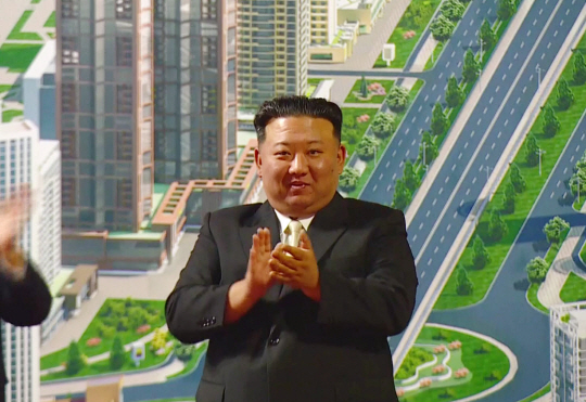 지난 16일 평양 화성지구 1단계 1만 세대 살림집 준공식에 참석한 김정은 국무위원장이 박수를 치고 있다. 뉴시스·조선중앙TV 캡쳐