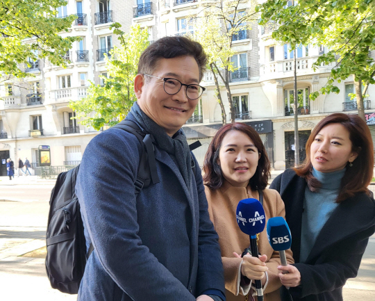 프랑스에 체류 중인 송영길(왼쪽) 더불어민주당 전 대표가 19일(현지시간) 파리경영대학원 앞에서 한국 특파원들과 만나 질문에 답하고 있다. 연합뉴스