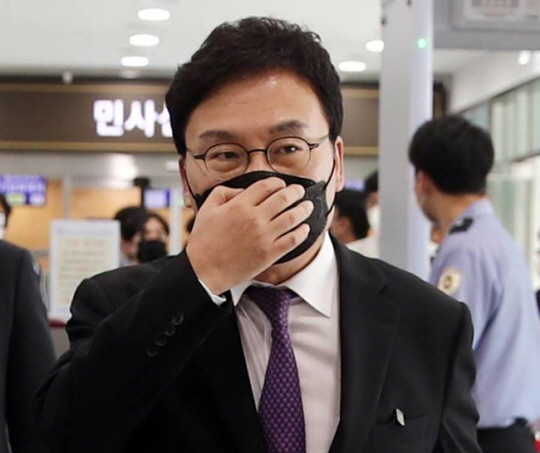 ‘이스타항공 부정 채용’ 의혹을 받는 이상직 전 국회의원이 지난해 10월 14일 구속 전 피의자 심문(영장실질심사)을 받기 위해 전북 전주시 전주지방법원으로 들어서고 있다. 뉴시스