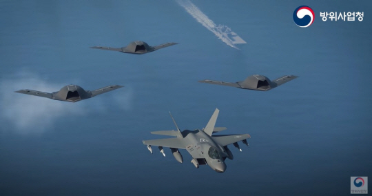 국산 초음속 전투기 F-21 보래매와 국산 무인 스텔스전투기들이 편대비행 모습을 구현한 유무인 협업 기술 컴퓨터그래픽. 방위사업청 영상 캡처