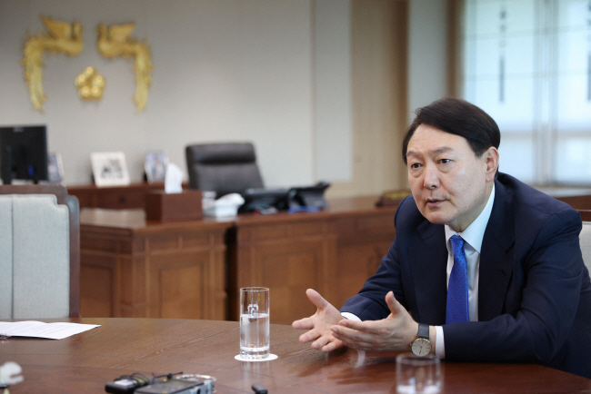 윤석열 대통령이 18일 서울 용산 대통령실에서 진행된 미국 로이터통신과의 인터뷰에서 “북한의 위협 대응을 위해 초고성능 무기를 개발 중”이라고 말하고 있다. 로이터 연합뉴스