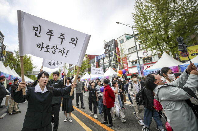 지난 18일 서울 강북구 강북구청 인근 도로에서 열린 ‘제11회 4·19혁명 국민문화제’에서 단체 관계자와 시민들이 4·19혁명 당시를 재현하는 퍼레이드를 하고 있다.  뉴시스