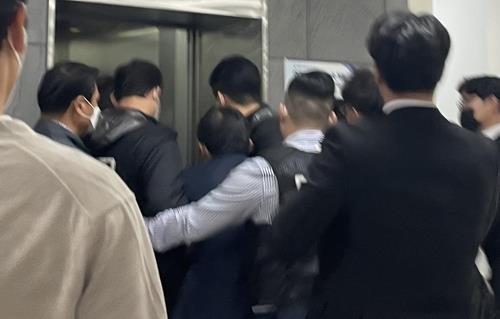 영장실질심사를 마치고 유치장으로 이동하는 정명석[연합뉴스 자료사진]